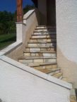 Escalier en pierres naturelles quartzites posées en opus incertum