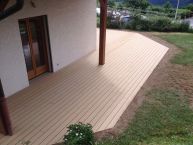 Terrasse en bois composite rainuré