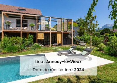 Structure surélevée en métal/mélèze contrecollé, terrasse et escalier métal/bois exotique, jardinières bois exotique, terrain de pétanque, massifs de plantation délimités avec volige corten, engazonnement